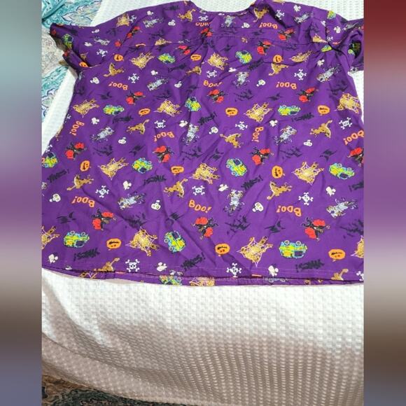 ZOE CHLOE / SCOOBY DOO WOMEN'S SIZE XL SET OF 2 SCRUBS SHIRTS - Picture 5 of 10